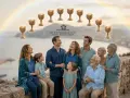 Una familia feliz bajo un arcoíris, con copas doradas flotando. Representa que significa el 10 de copas en el tarot: plenitud y armonía familiar.