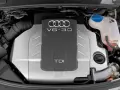 Silnik Audi V6 3.0 TDI. Widoczny rozrząd i zbiornik płynu chłodniczego.
