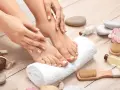 Pied sec que faire ? Mains douces caressant des pieds soignés, entourés d'accessoires de spa.