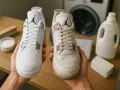 Para prać buty Nike w pralce, porównaj czyste i brudne Jordany. Obok proszek, szczotka i płyn do prania.