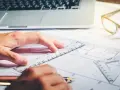 Rysowanie planów, laptop i okulary. Zastanawiasz się, ile zarabia architekt?