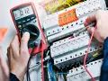 Jak zostać elektrykiem bez szkoły? Krok po kroku do uprawnień SEP
