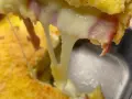 Un delizioso tortino di patate prosciutto e mozzarella filante, con una crosticina dorata e un cuore morbido e saporito.