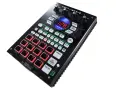 Roland SP-404 A, sampler z 12 podświetlanymi padami, idealny do tworzenia bitów i pętli.