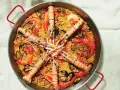 Pyszna paella z owocami morza, ryżem i warzywami. Idealny przepis na paellę dla każdego smakosza.