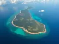 Zielona wyspa otoczona turkusową wodą, przypominająca kształtem Madagaskar.