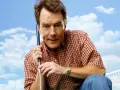 Bryan Cranston w kratę, z kijem golfowym, przypomina postać z jego filmów i seriali.