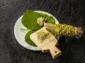 Świeży korzeń wasabi i pasta na tarce. Czy wasabi jest zdrowe? Tak, zawiera cenne składniki.