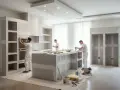 Operai al lavoro su una moderna cucina in cartongesso, in fase di costruzione.