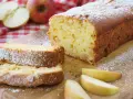Saftiger Apfelkuchen, bestäubt mit Puderzucker. Dieses Apfelkuchen Rezept ist ein Genuss!
