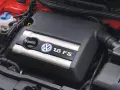 Silnik 1.6 FSI w Golfie 4. Widoczna pokrywa silnika z logo VW i oznaczeniem modelu.