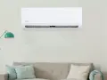Un aire acondicionado Midea instalado en una pared sobre un sofá. Guía visual para como instalar un aire acondicionado.