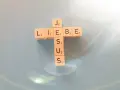 Holzbuchstaben bilden ein Kreuz mit "LIEBE" und "JESUS". Wie in Johannes 5,30 kann ich nichts aus mir selbst tun.