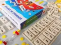 Gra edukacyjna "Sylaby w domnie" z kostkami do nauki czytania.