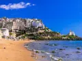 Sperlonga, dove si trova questo incantevole borgo bianco arroccato su una collina, con una spiaggia dorata e il mare azzurro.