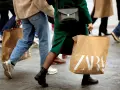 Ludzie idący z torbami ZARA. Może to zakupy, a może zwroty.