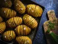 Patatas Hasselback doradas y crujientes, perfectas para tus recetas con patatas. Espolvoreadas con sal marina y cebollino fresco.