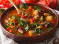 Gęsta, aromatyczna zupa gulaszowa z kawałkami wołowiny, ziemniaków i papryki, posypana natką pietruszki. Prawdziwa, najlepsza zupa gulaszowa!