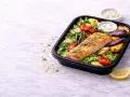 Pyszny łosoś z pieczonymi warzywami i ziołowym dipem. Idealny posiłek na dietę low carb.