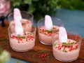 Söta desserter med rosa fluff och strössel, perfekta att baka skumtomtar till.