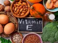 Uova, mandorle, noci, gamberetti, broccoli, spinaci e semi di girasole: alimenti ricchi di **vitamina E**.