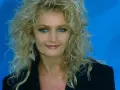 Bonnie Tyler z burzą blond włosów i niebieskimi oczami. Ciekawe, ile lat ma Bonnie Tyler?