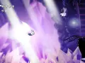El Caballero avanza con un ataque relámpago en un entorno de cristales morados, buscando el platino en Hollow Knight.