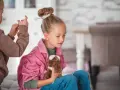 Jak modnie uczesać dziewczynkę? Proste i stylowe fryzury na każdą okazję