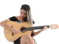 Kobieta gra na gitarze, nucąc stare piosenki country.