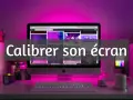 Bureau illuminé de rose, un ordinateur affiche des images. Le texte "Calibrer son écran" suggère une optimisation des couleurs pour une meilleure expérience visuelle.