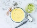 Zutaten für eine cremige french dressing: Eierschalen, Pfeffer, Öl und eine Schüssel mit der fertigen Soße.
