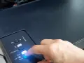 Palec naciska przycisk "Colour" na drukarce HP, rozpoczynając proces, jak podłączyć drukarkę HP do WiFi.