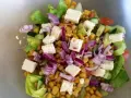 En fräsch sallad med sallad, majs, fetaost, rödlök och gurka. Perfekt för ett lätt och näringsrikt deffa kostschema.