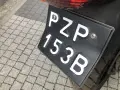 Tablica rejestracyjna PZP 153B, gotowa do zmiany.