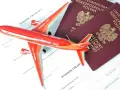 Model samolotu Boeing 777 leży na dokumentach i paszportach. Czy do Albanii potrzebny jest paszport? Sprawdźmy!