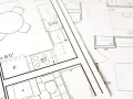 Plany architektoniczne pokazują kuchnię, łazienkę i pokoje. Zastanawiasz się, ile kosztuje adaptacja projektu?