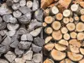 Gros tas de bois de chauffage trop vieux, certains grisâtres et usés, d'autres plus frais et orangés, empilés pour l'hiver.
