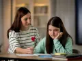 Mama tłumaczy córce, jak działa edukacja domowa. Dziewczynka zamyślona, opiera głowę na dłoni.