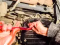 Wymiana oleju w automacie: Jak często i jaką metodą? Poradnik