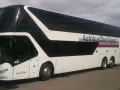 Biały autokar piętrowy z czarnymi oknami i napisem "AutobusOberbayern".