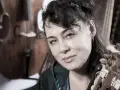 Maria Pomianowska z fidelą i instrumentami smyczkowymi w tle.
