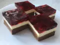 Proste ciasto z serkiem mascarpone i galaretką wiśniową, ułożone na białym talerzu.