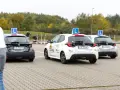 Nauka jazdy od 16 lat! Na placu manewrowym stoją samochody z literą "L", gotowe do nauki przyszłych kierowców.