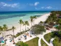 Zanzibar w czerwcu: biała plaża, turkusowa woda, palmy i słońce. Idealna pogoda na wakacje.