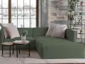 Divani verdi in colori di tendenza, con cuscini chiari e tavolini rotondi. Un angolo relax moderno con vista sul lago.