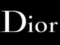 Logo Dior bianco su sfondo nero. Un'icona di stile che racconta una storia di eleganza.