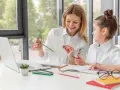Educatrice mostra forme geometriche a una bambina, un'immagine che evoca offerte lavoro educatore e apprendimento.