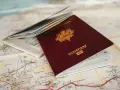 Paszport na mapie, gotowy do podróży. Czy do Turcji potrzebny jest paszport? Dokumenty czekają na przygodę.