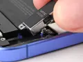 Dłoń wyjmuje moduł Taptic Engine z wnętrza telefonu, element odpowiedzialny za zaawansowane wibracje i 3D Touch.