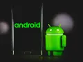 Zielony robot Android obok telefonu z logo systemu. Gotowy do działania w trybie fastboot.